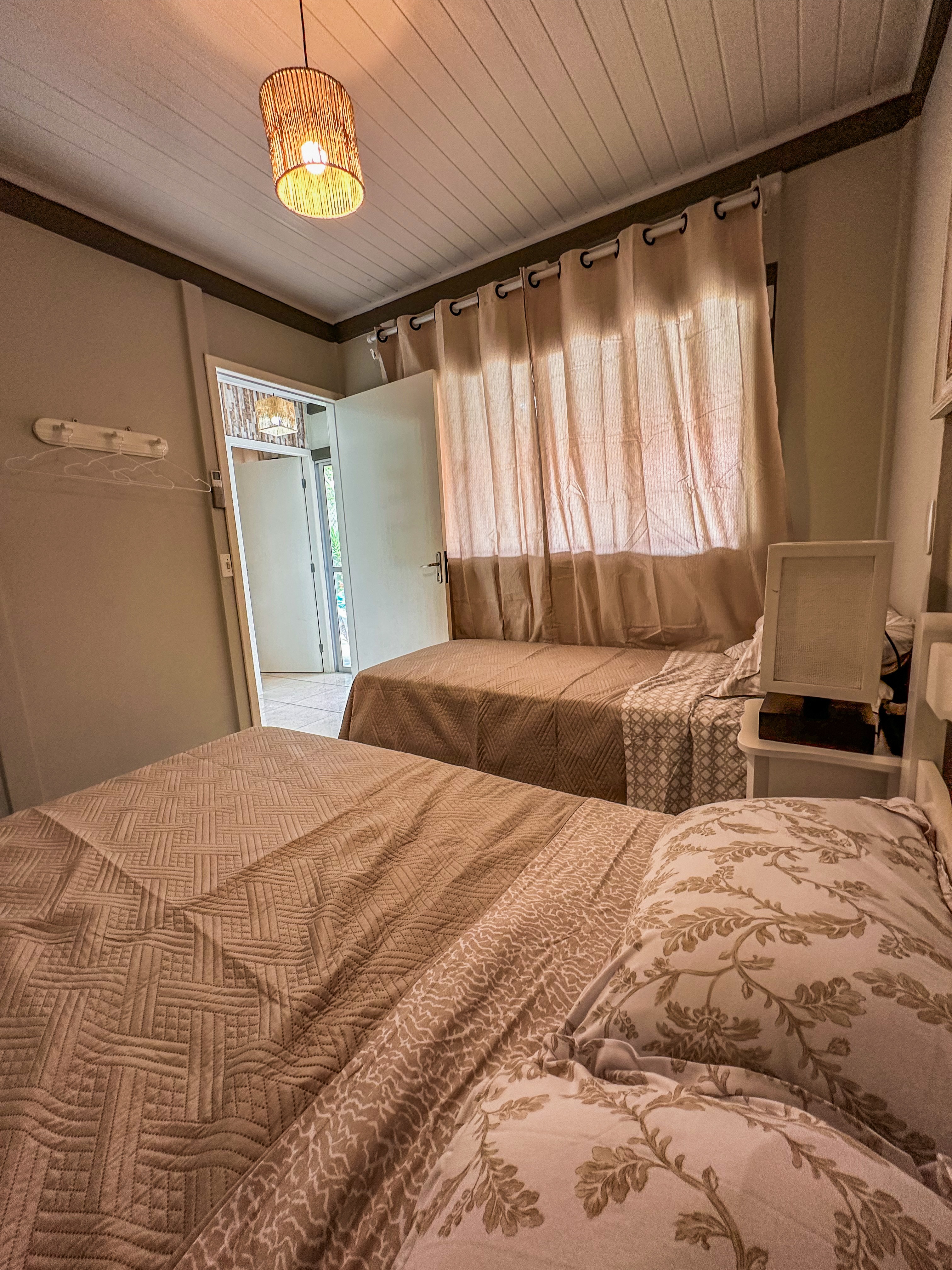 Quarto com duas camas de solteiro