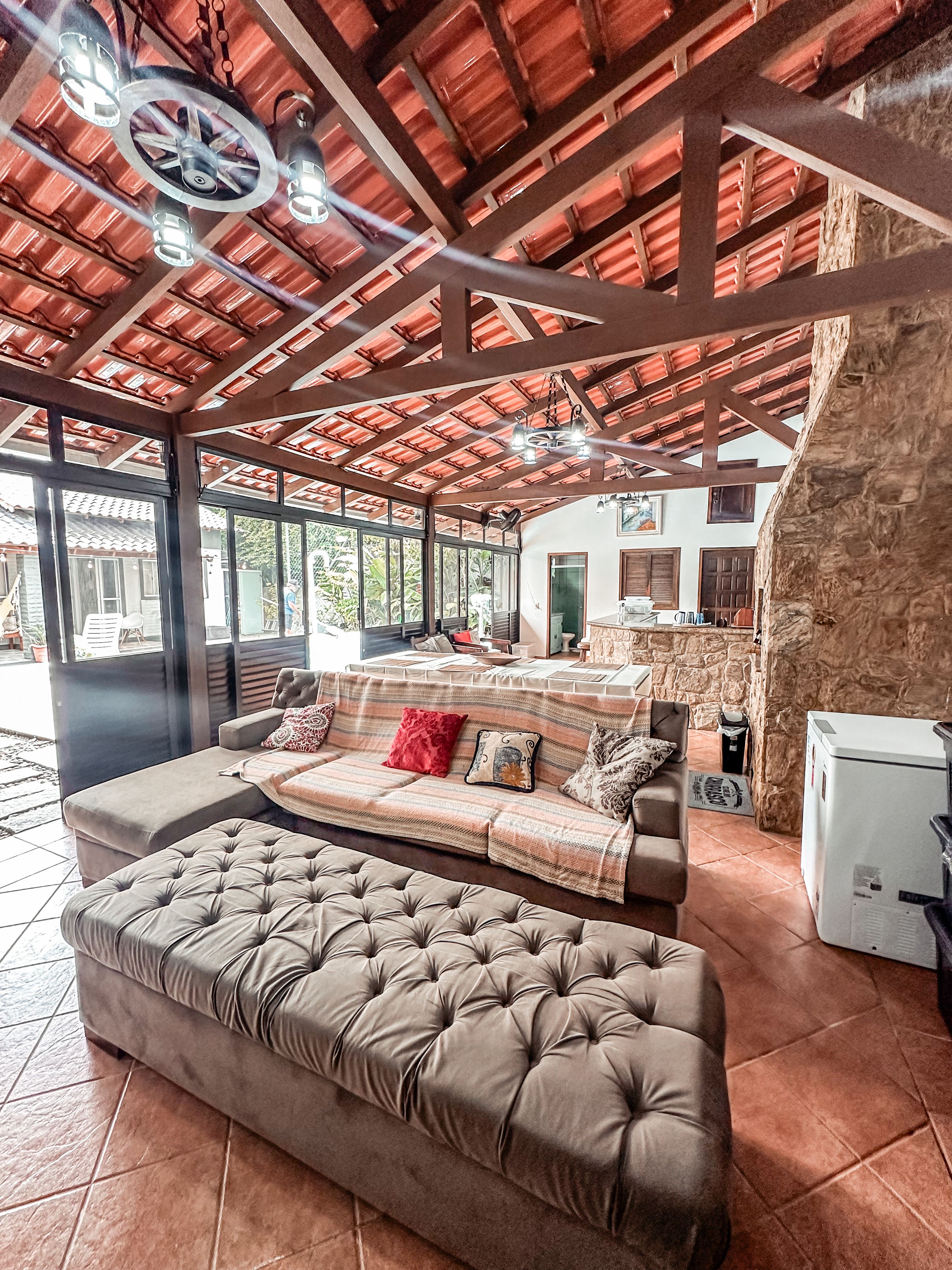 Sala de estar com vigas expostas